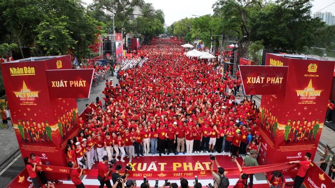 Biển người nhuộm đỏ khu vực phố đi bộ Hồ Hoàn Kiếm trong sự kiện "Cùng Việt Nam tiến bước" . chien-dich-2.jpg