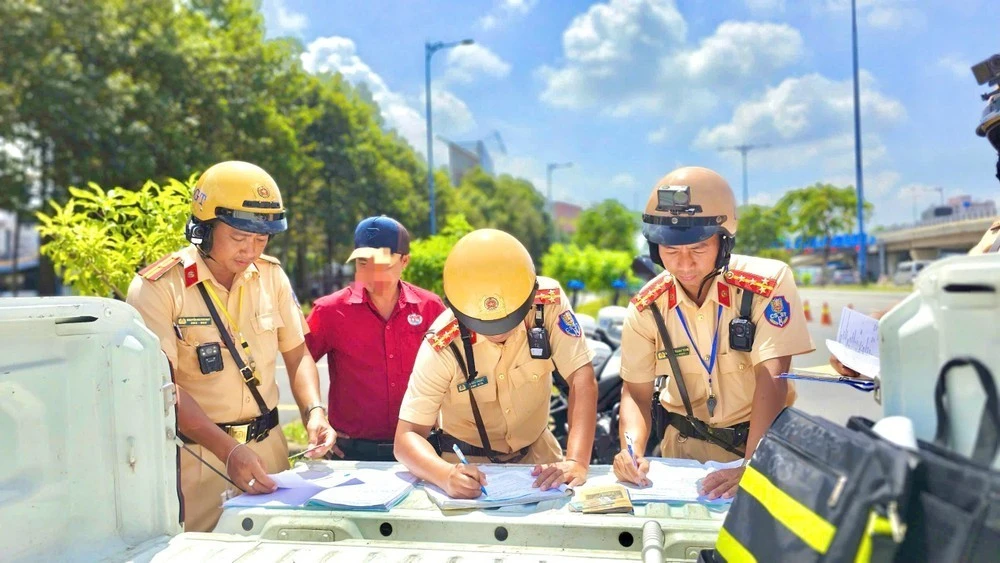 Tài xế bị CSGT lập biên bản vi phạm hành chính về lỗi: Chở khách ngồi trên xe không thắt dây đai an toàn (tại vị trí có dây đai an toàn) khi xe đang chạy.