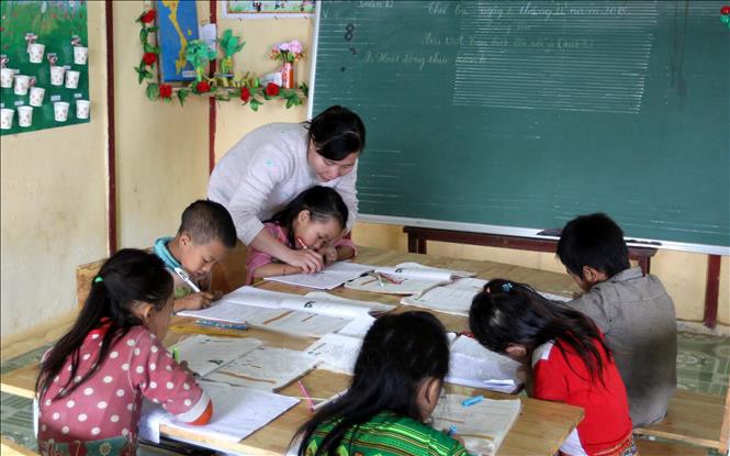 Giờ học của học sinh ghép lớp 2 và 3 tại điểm trường Séo Trung Hồ Mông, xã Bản Hồ (Sa Pa). lao-cai-230825-1-6199.jpg