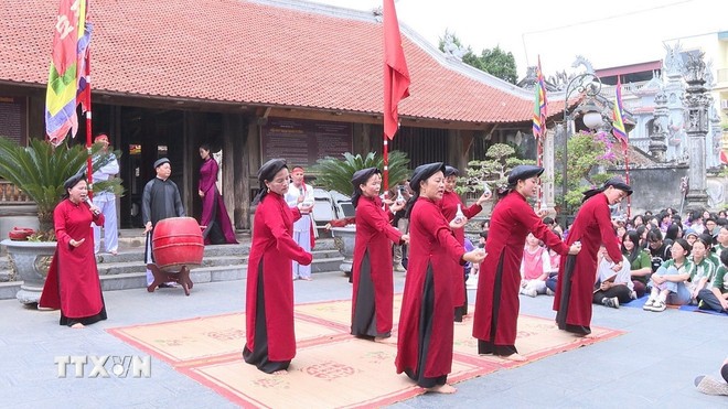Biểu diễn hát Xoan. Biểu diễn hát Xoan.