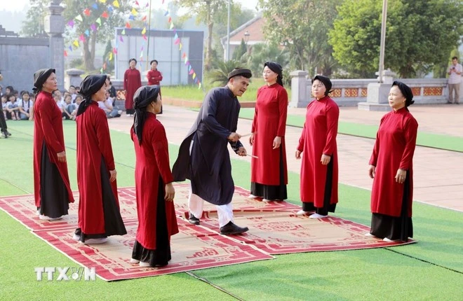 Nghệ nhân của xã Kim Đức biểu diễn các tiết mục hát Xoan tại chương trình học tập, trải nghiệm Hát Xoan Phú Thọ.