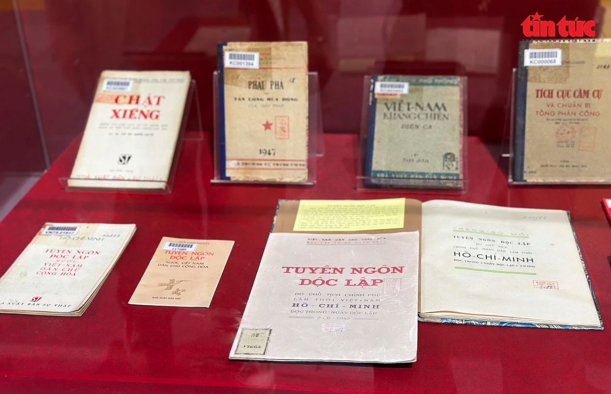 Những cuốn sách về tư tưởng Hồ Chí Minh và 5 tác phẩm được công nhận là Bảo vật quốc gia.