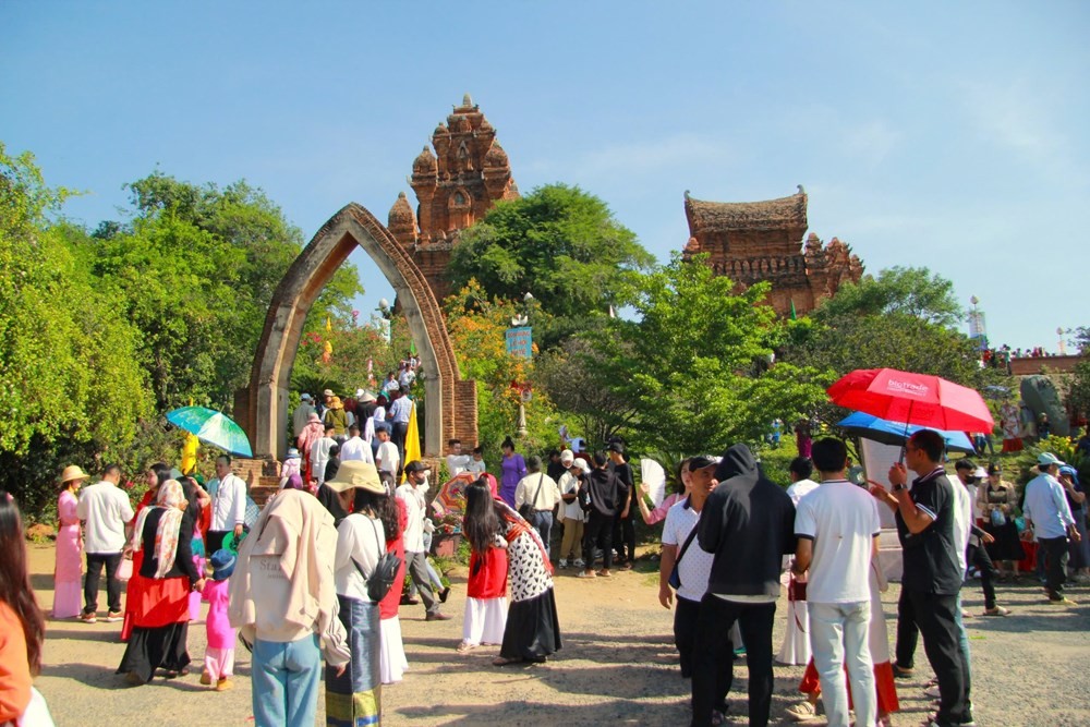 Du khách tham quan tháp Po Klong Grai. du-lich4.jpg