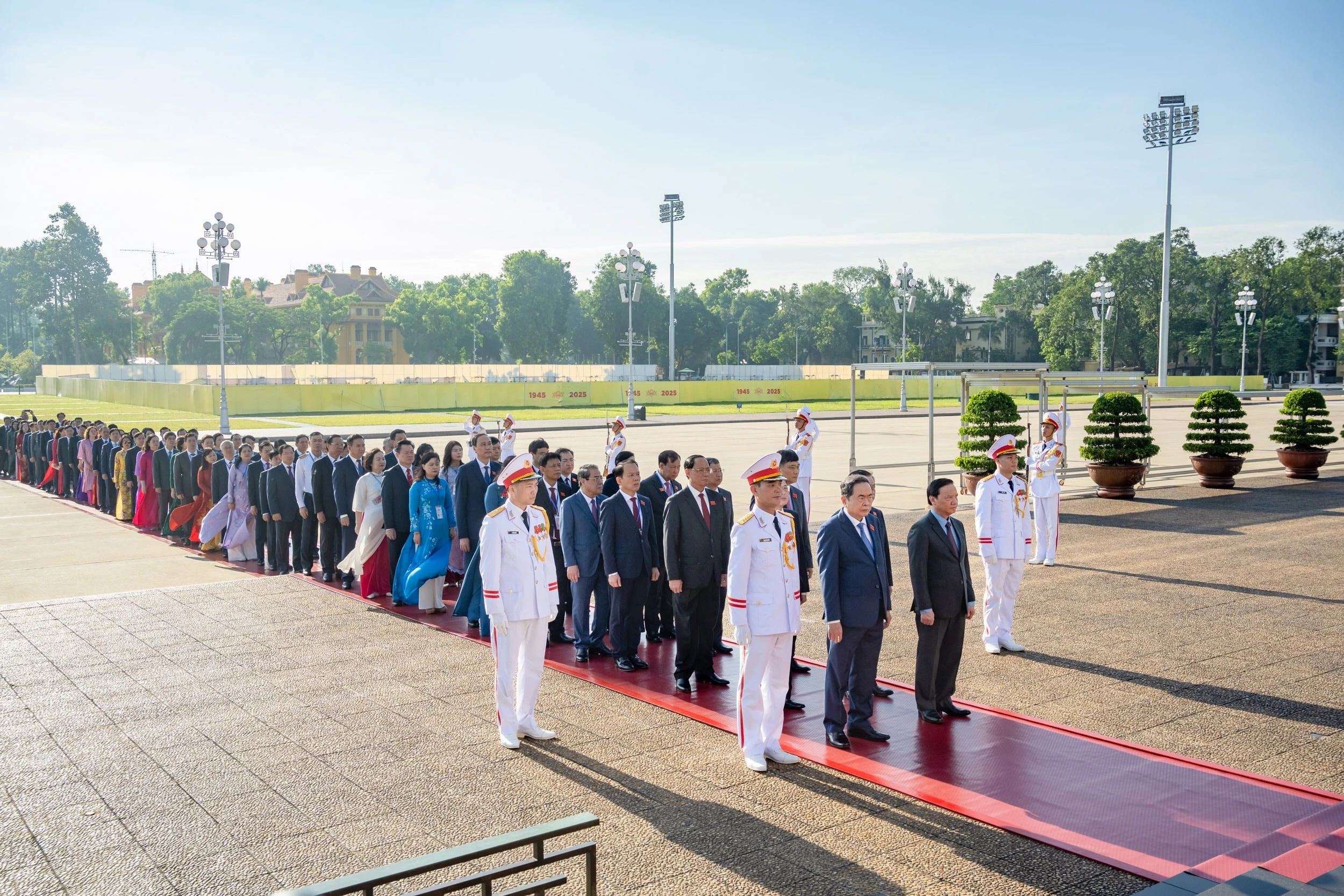 Bí thư Đảng ủy Quốc hội, Chủ tịch Quốc hội Trần Thanh Mẫn và Đoàn đại biểu dự Đại hội Đảng bộ Quốc hội vào Lăng viếng Chủ tịch Hồ Chí Minh.