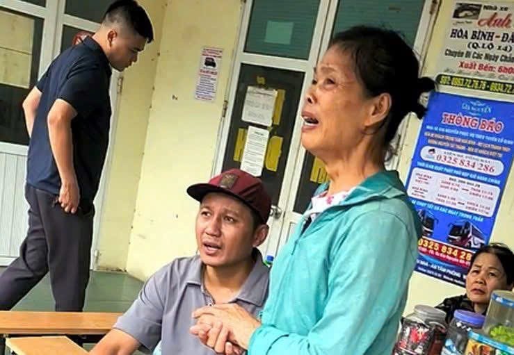 Bà Bùi Thị Ly khóc lóc xin đối tượng giảm bớt tiền cuốc xe từ 3,5 triệu đồng xuống còn 2,5 triệu từ Hà Nội về đến phường Hòa Bình (Phú Thọ). Bà Bùi Thị Ly khóc lóc xin đối tượng giảm bớt tiền cuốc xe từ 3,5 triệu đồng xuống còn 2,5 triệu từ Hà Nội về đến phường Hòa Bình (Phú Thọ).