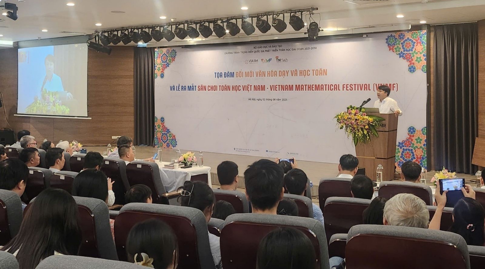 Chuyên gia phát biểu tại sự kiện. san-choi-toan-hoc-7850.jpg