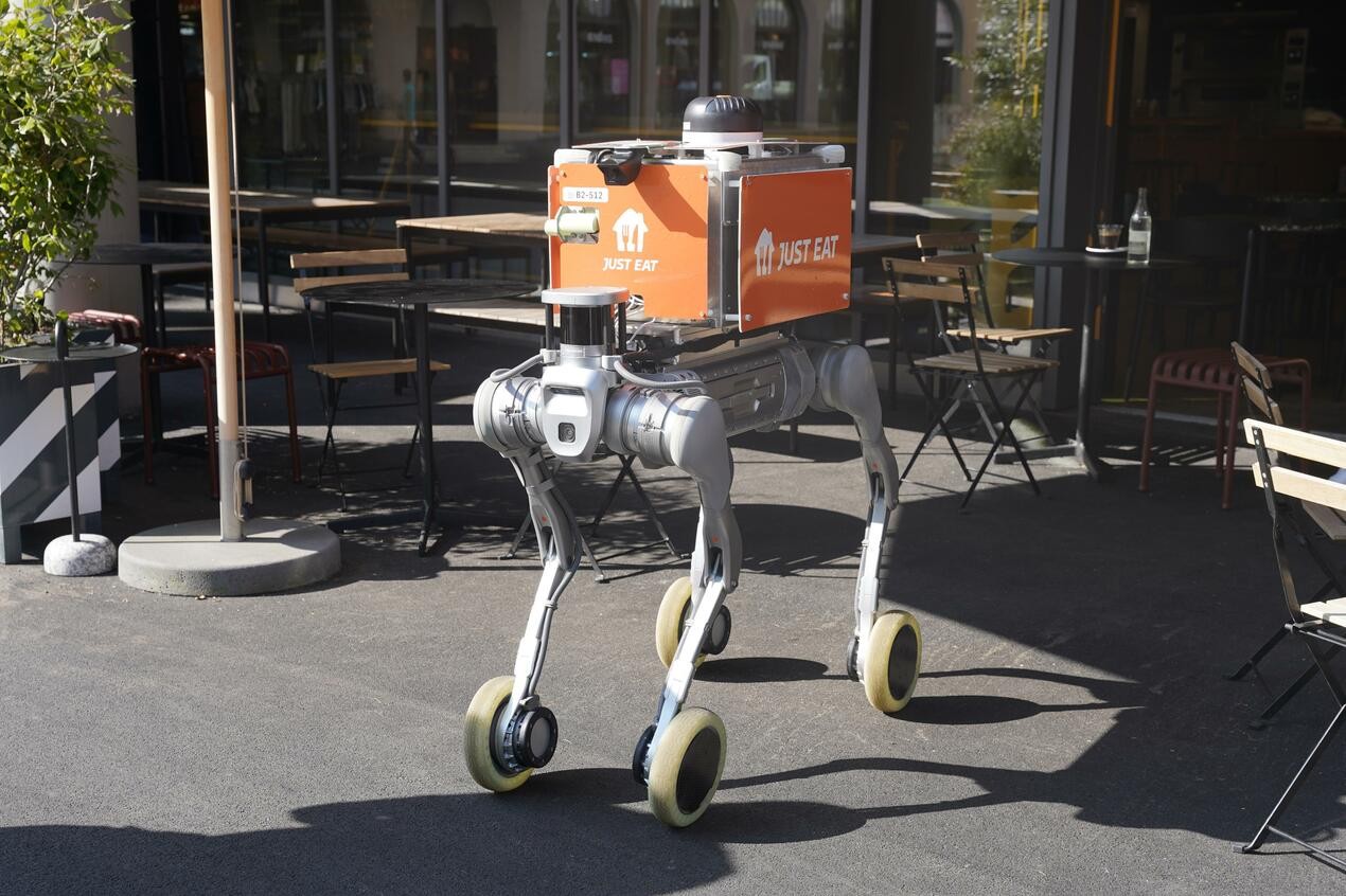 Robot có ngăn chứa trên thân, chịu tải đến 20 kg, có thể leo cầu thang, di chuyển trong khu vực đông người ngay cả khi thời tiết bất lợi, đồng thời giữ ấm món ăn. robot.jpg