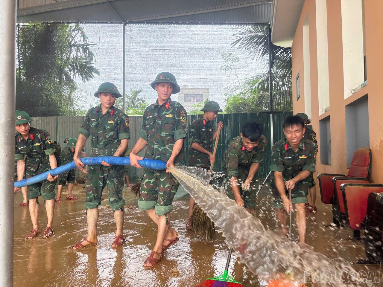 Cán bộ, chiến sĩ Trung đoàn 174 hỗ trợ vệ sinh, tu sửa các công trình công cộng. baolaocai-br_z7076681104989-d2eb5c8f36aa0bc3a0d6db8d2e25d612.jpg