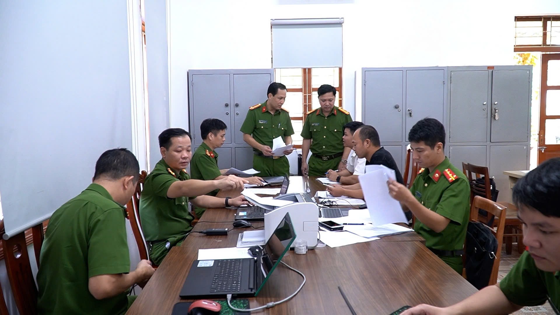 Phòng Cảnh sát hình sự - Công An tỉnh Lào Cai làm việc với các bị hại trong chuyên án “Vi phạm quy định về kinh doanh theo phương thức đa cấp” và “Sử dụng mạng máy tính, mạng viễn thông, phương tiện điện tử thực hiện hành vi chiếm đoạt tài sản. z7106484153674-4d0ae3f0aff3ecd61d04fadec633363d.jpg