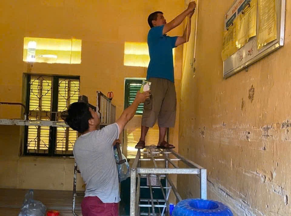Giáo viên Trường Phổ thông Dân tộc nội trú THCS Trạm Tấu (xã Hạnh Phúc) sửa chữa hệ thống điện chuẩn bị cho năm học mới 2025-2026. z6952240776982-ef13a43730b56247781b2996816fee54.jpg