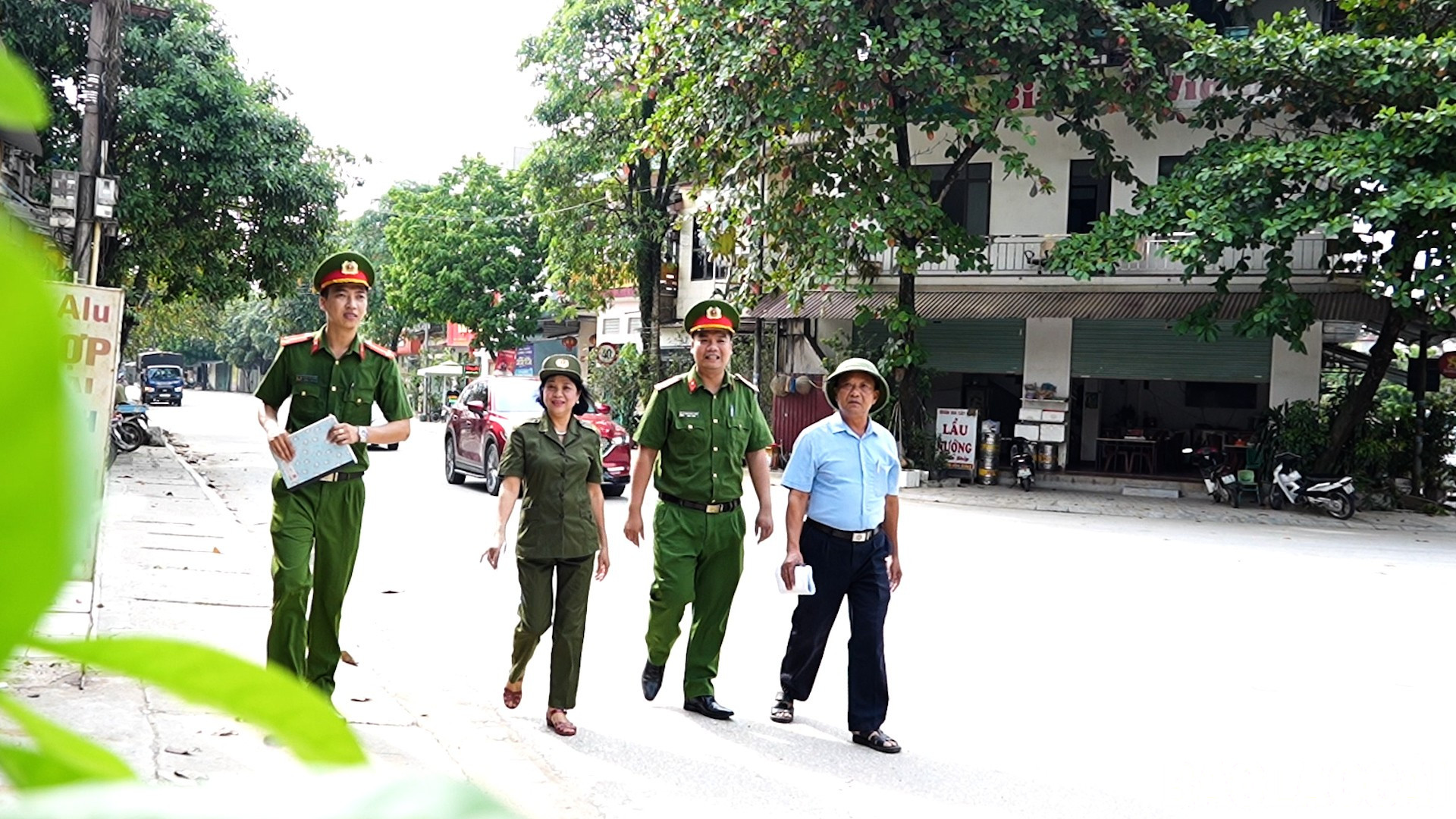 Công an phường Yên Bái kiểm tra nắm bắt tình hình an ninh trật tự tại cơ sở. baolaocai-br_capyb.jpg