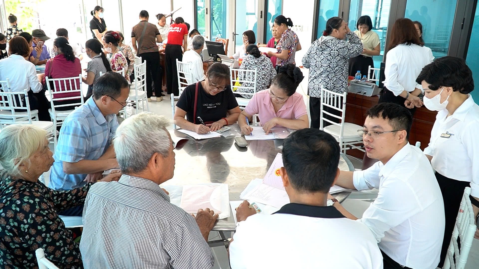 Người dân đăng ký thực hiện các thủ tục hành chính về đất đai. Người dân đăng ký thực hiện các thủ tục hành chính về đất đai.