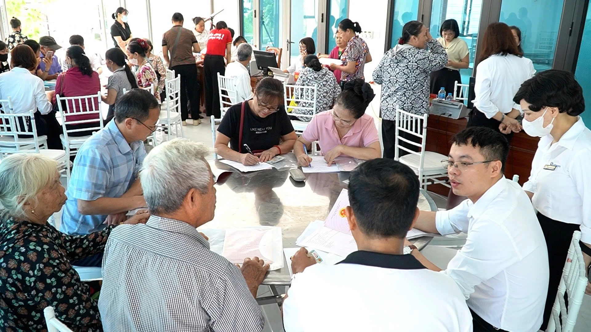 Người dân đăng ký thực hiện các thủ tục hành chính về đất đai.