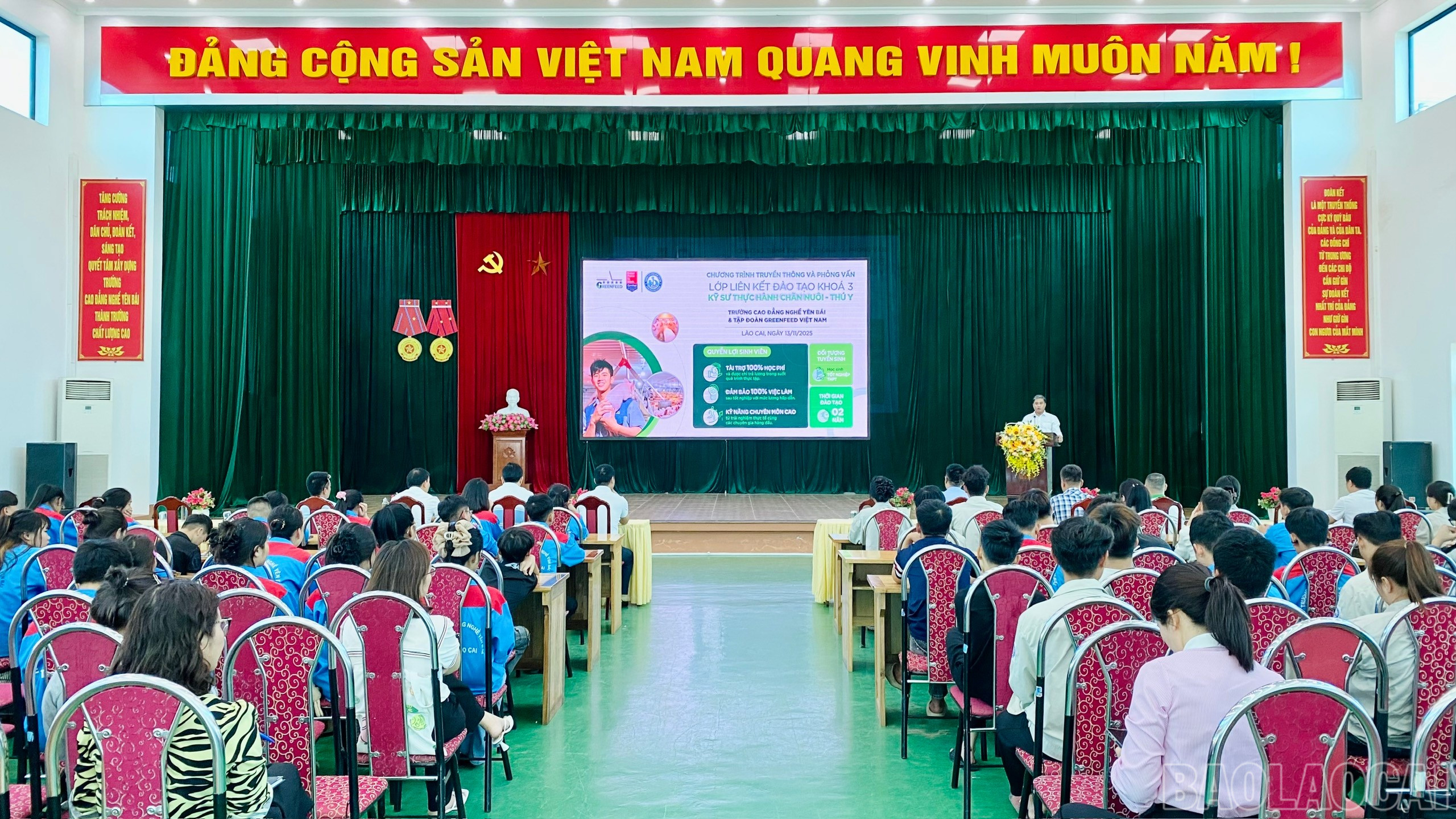 ទិដ្ឋភាពសន្និសីទសារព័ត៌មាននៅមហាវិទ្យាល័យវិជ្ជាជីវៈ Yen Bai។ baolaocai-br_z7220204718333-1909ee850e54e0340ff81625f38a0647.jpg