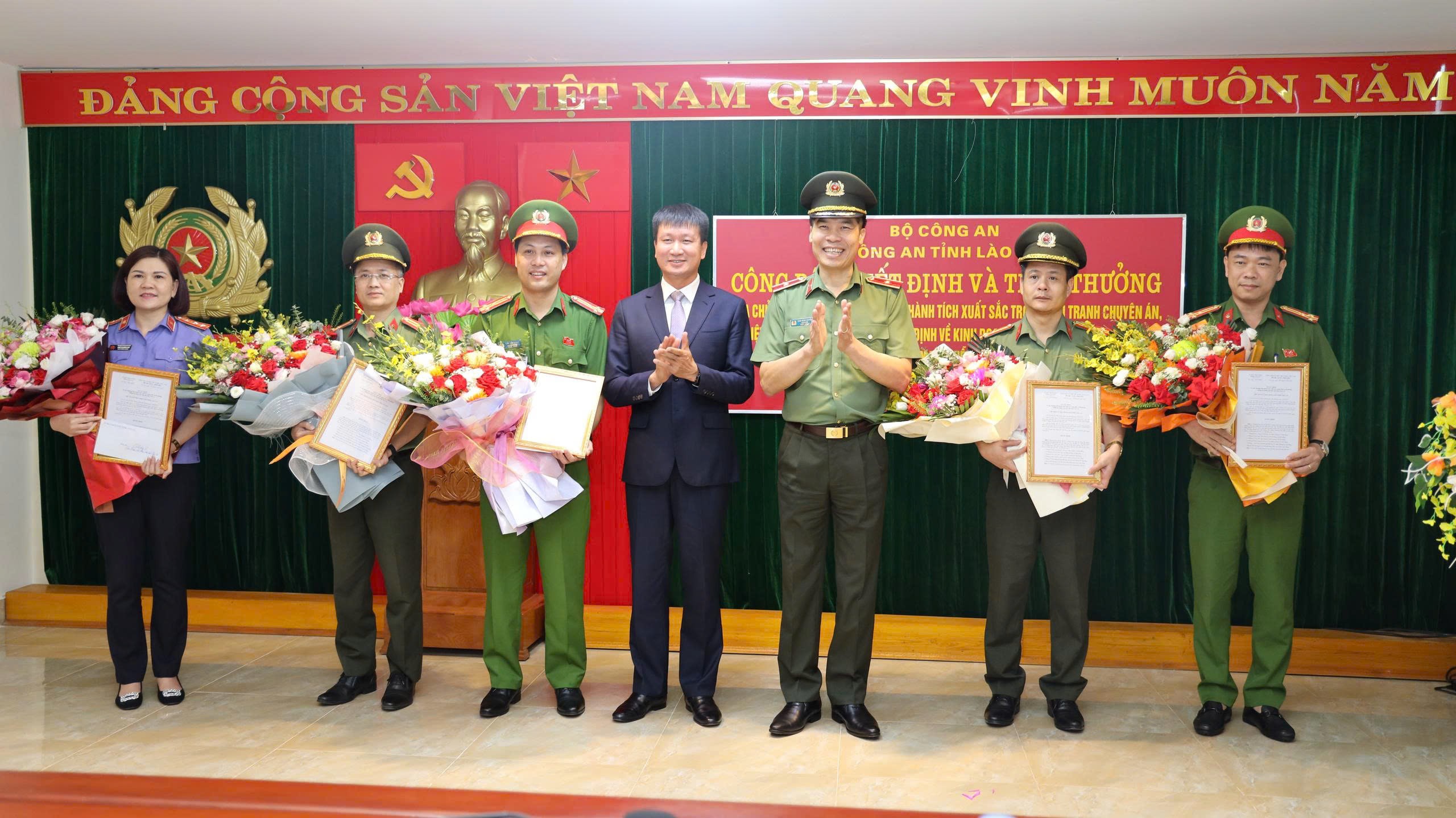Chủ tịch UBND tỉnh Lào Cai khen thưởng đột xuất cho 5 tập thể, trong đó có tập thể phòng Cảnh sát hình sự vì có thành tích xuất sắc trong điều tra, triệt phá thành công chuyên án “Vi phạm quy định về kinh doanh theo phương thức đa cấp” và “Sử dụng mạng máy tính, mạng viễn thông, phương tiện điện tử thực hiện hành vi chiếm đoạt tài sản z7111593529754-325bfd6f1bb6d93013aec8202f7c0fa8.jpg