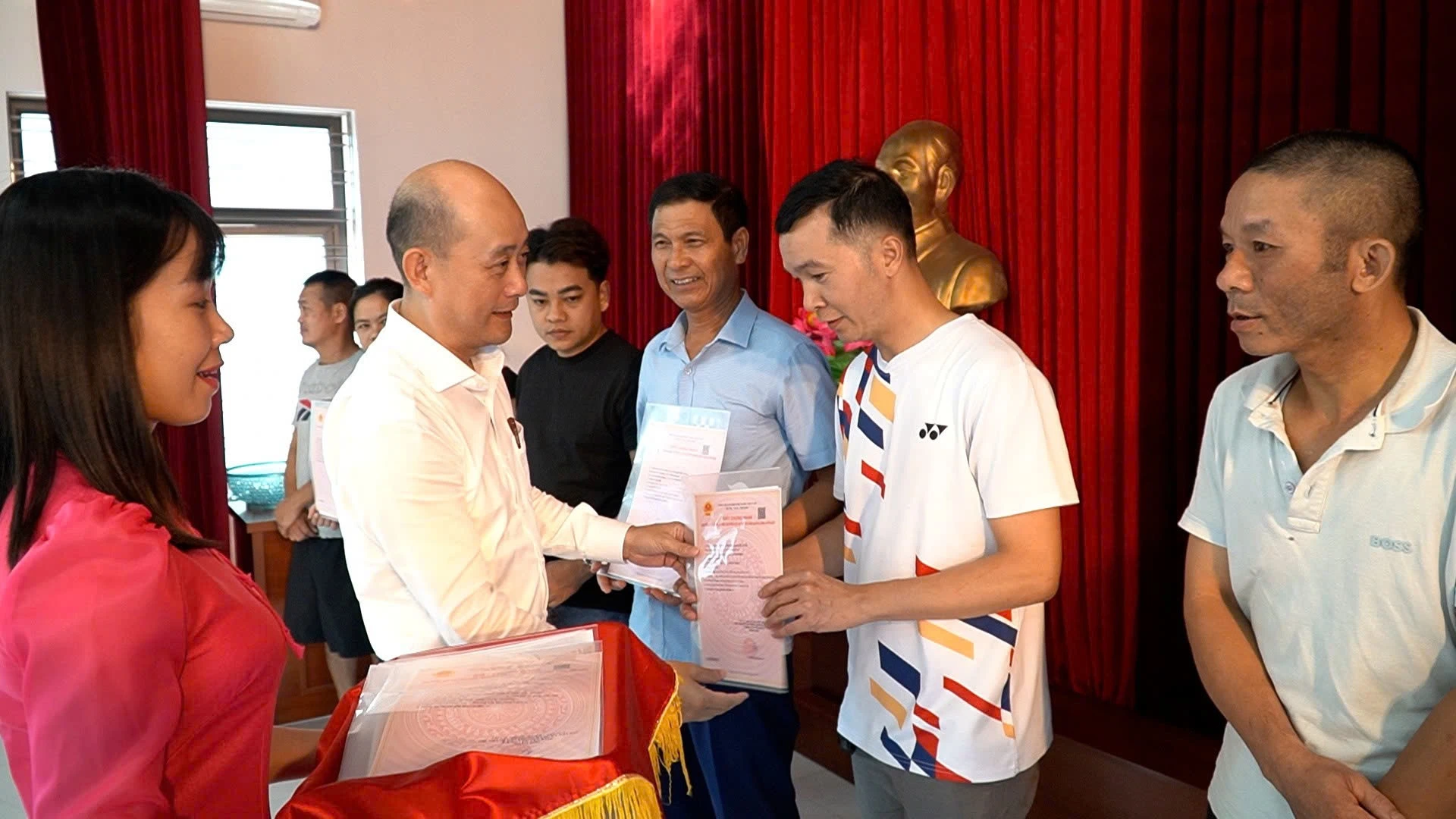 Lãnh đạo phường Yên Bái trao giấy chứng nhận quyền sử dụng đất cho các hộ dân 10 hộ dân đã được thực hiện trước hạn so với quy định.