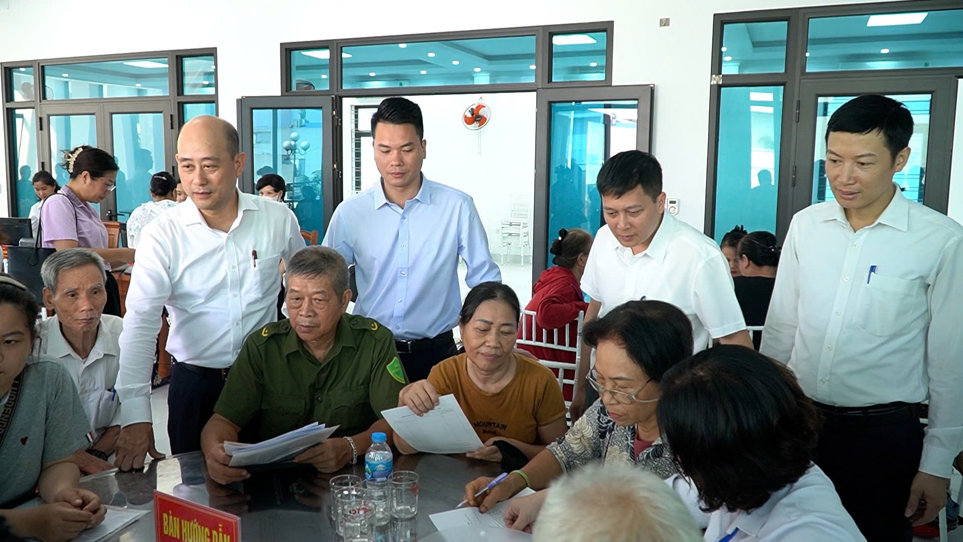 Lãnh đạo phường Yên Bái kiểm tra việc hướng dẫn làm thủ tục hành chính liên quan đến đất đai cho Nhân dân. Lãnh đạo phường Yên Bái kiểm tra việc hướng dẫn làm thủ tục hành chính liên quan đến đất đai cho Nhân dân.