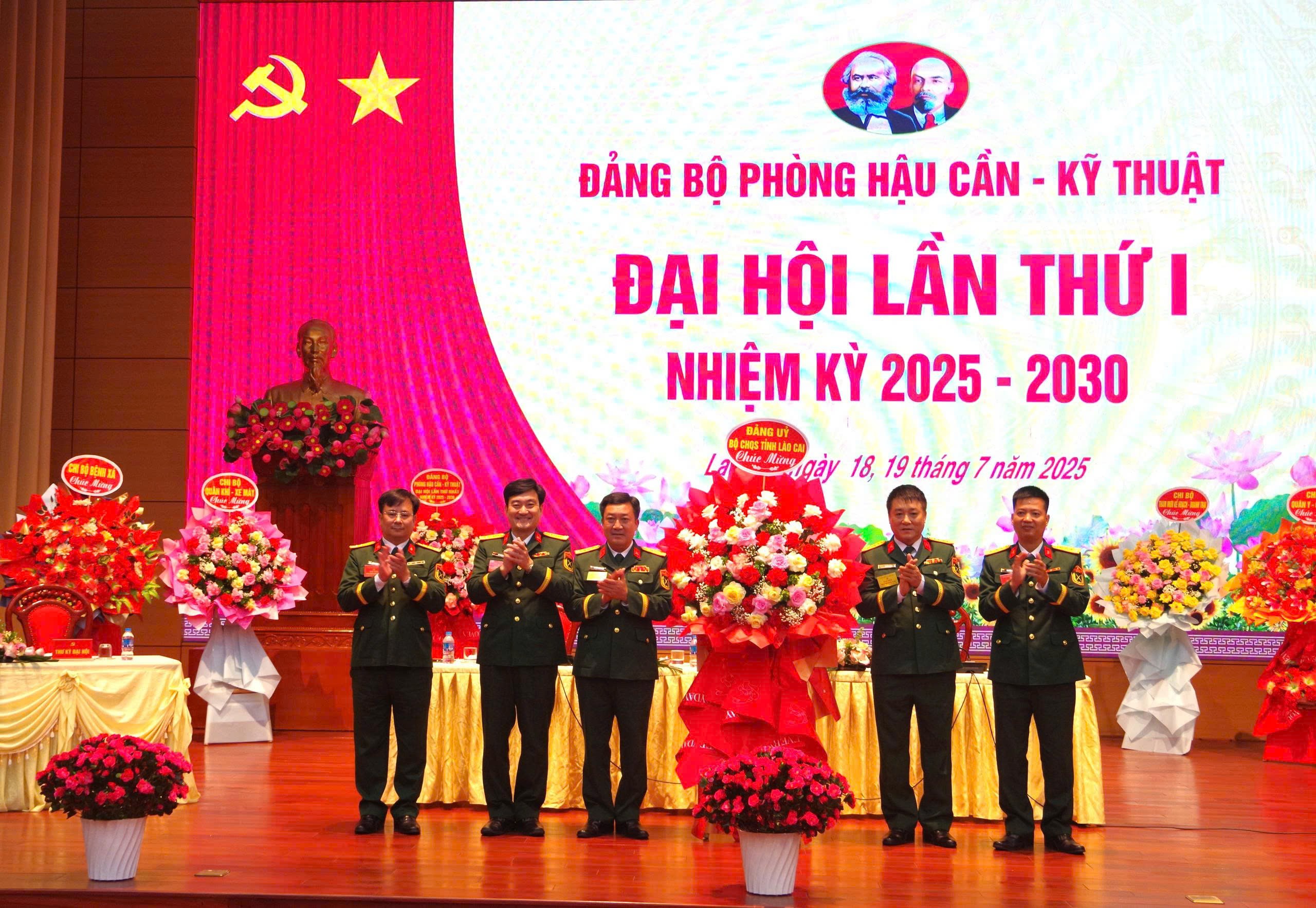 Thủ trưởng Bộ CHQS tỉnh tặng hoa chúc mừng Đại hội tang-hoa.jpg
