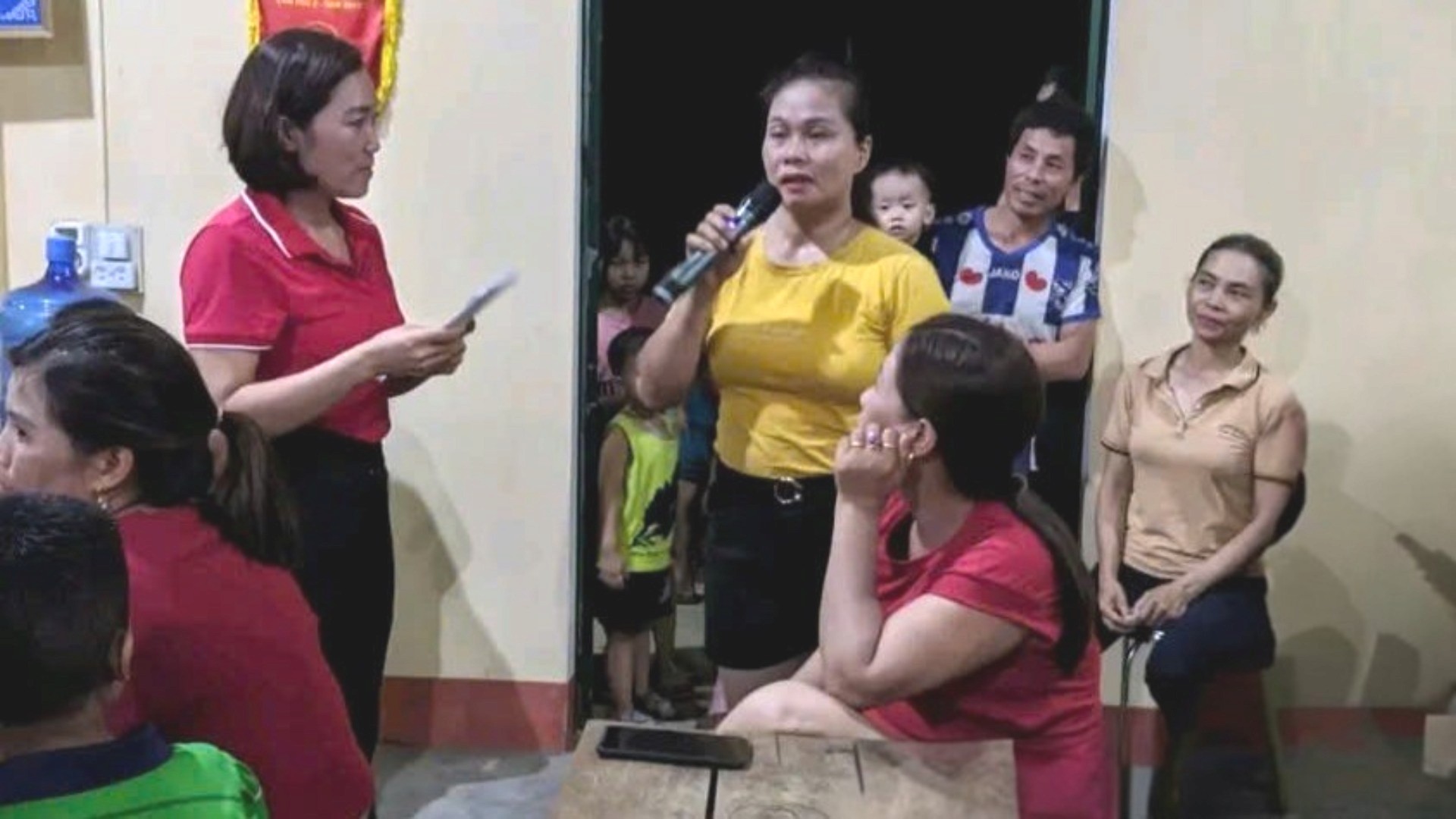 Một buổi truyền thông tại cộng đồng trong khuôn khổ Dự án 8 được triển khai ở xã Đông Cuông. thiet-ke-chua-co-ten-5-464.jpg