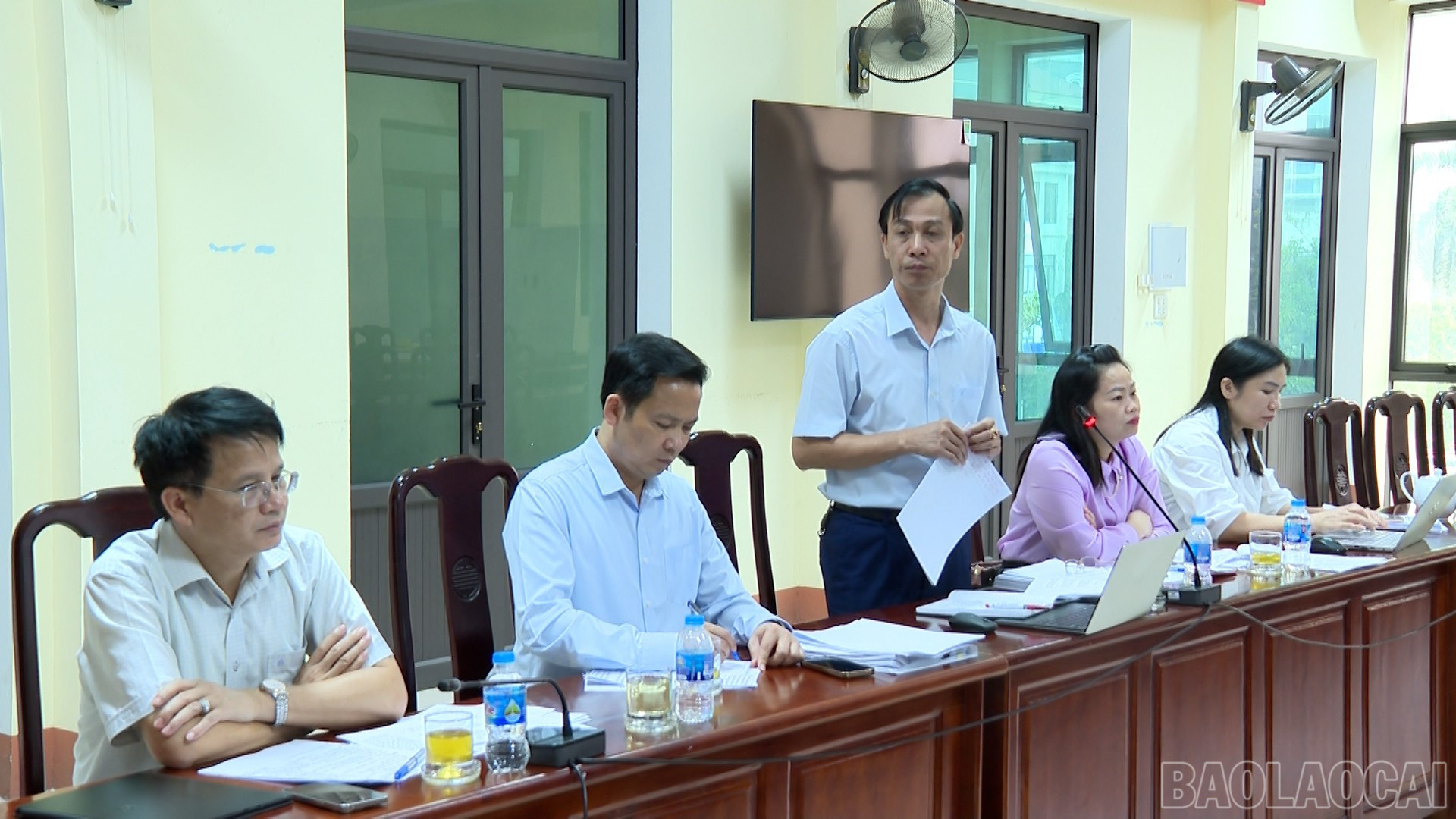 Các đại biểu tham gia ý kiến về kết quả giải quyết đơn thư khiểu nại, tố cáo; đề xuất định hướng phương án giải quyết các vụ việc phức tạp kéo dài tại hội nghị. baolaocai-br_anh-6.jpg