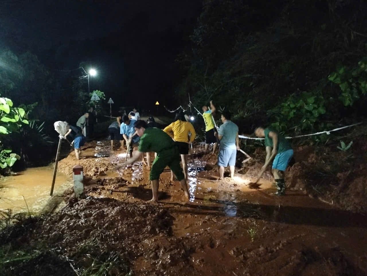 Chính quyền và Nhân dân cùng khắc phục điểm sạt lở trên tuyến tỉnh lộ 157. (Ảnh: Địa phương cung cấp) img-5038.jpg