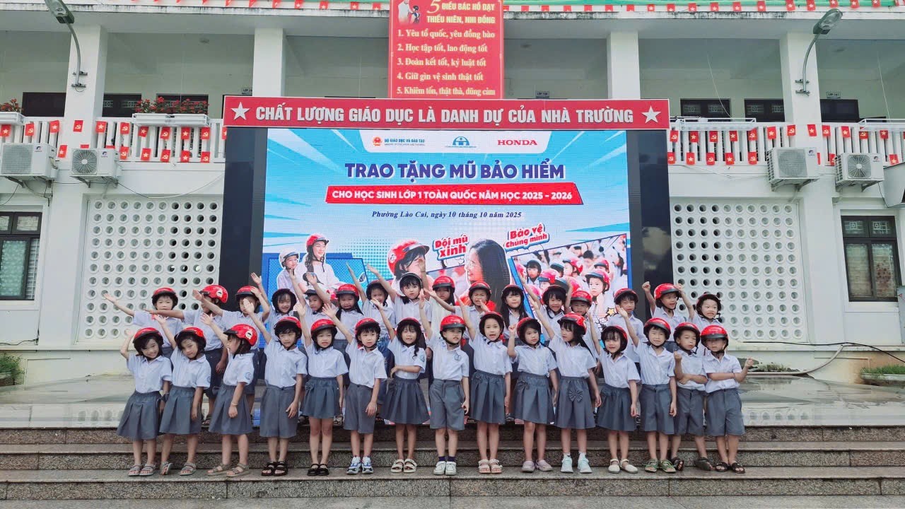 Các học sinh nhận mũ bảo hiểm. (Ảnh: Trường TH Nguyễn Du) img-5052.jpg