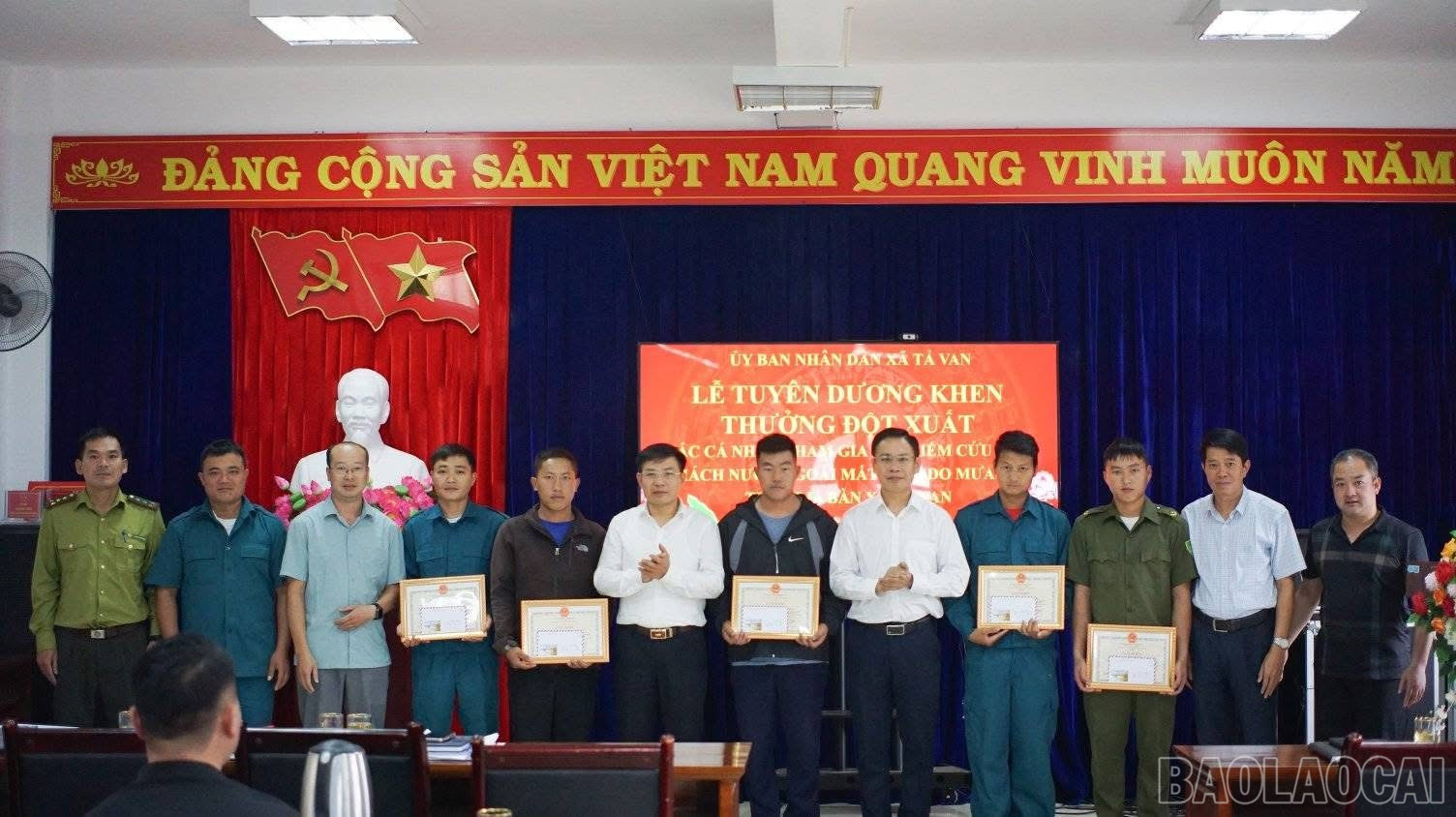 Xã Tả Van khen thưởng các cá nhân dũng cảm cứu du khách nước ngoài bị lạc. baolaocai-br_img-4862.jpg