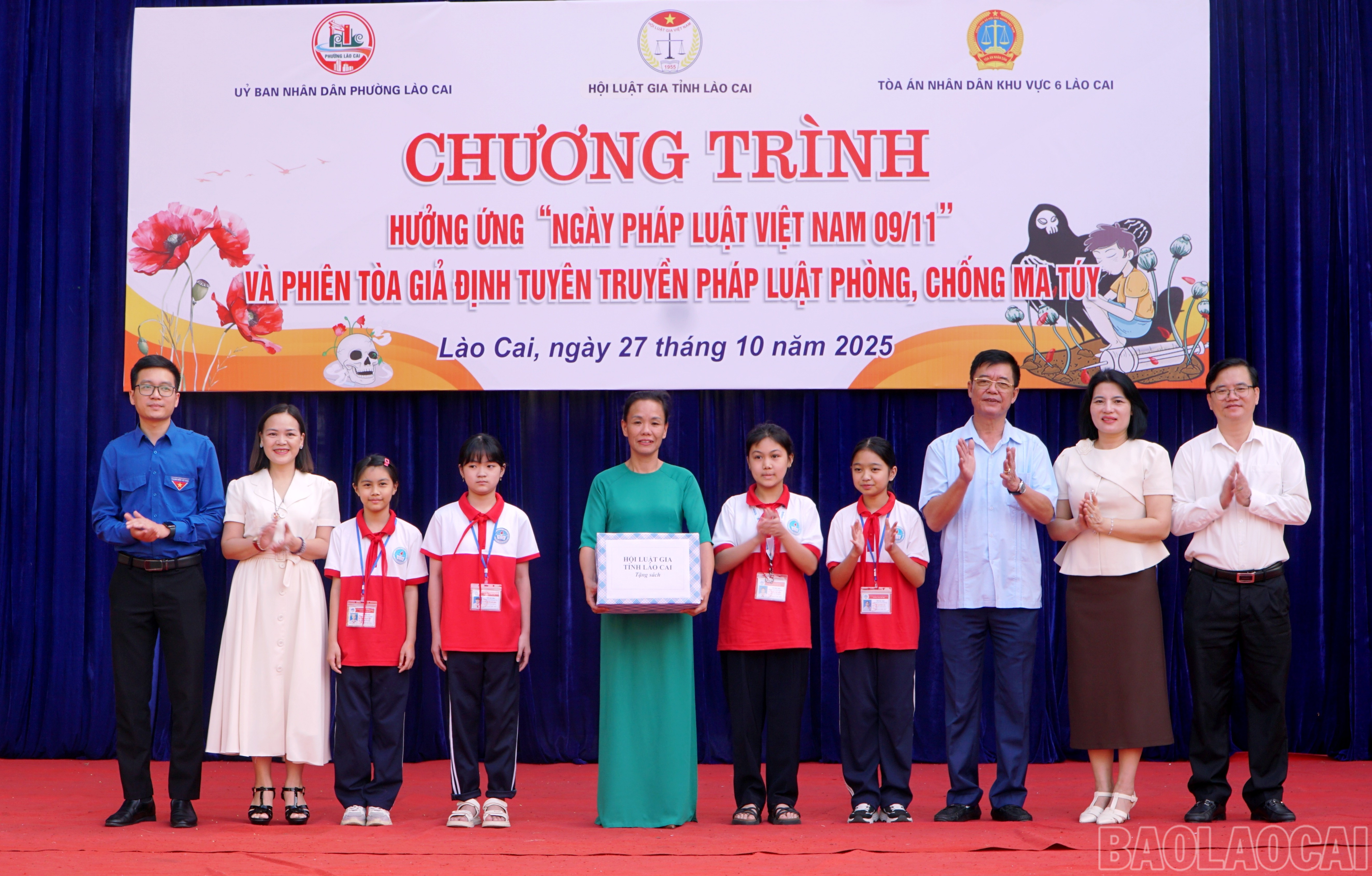 Các đơn vị tặng sách cho Câu lạc bộ "Thanh niên với pháp luật" Trường THCS Kim Tân. baolaocai-br_img-20251027-105130.jpg
