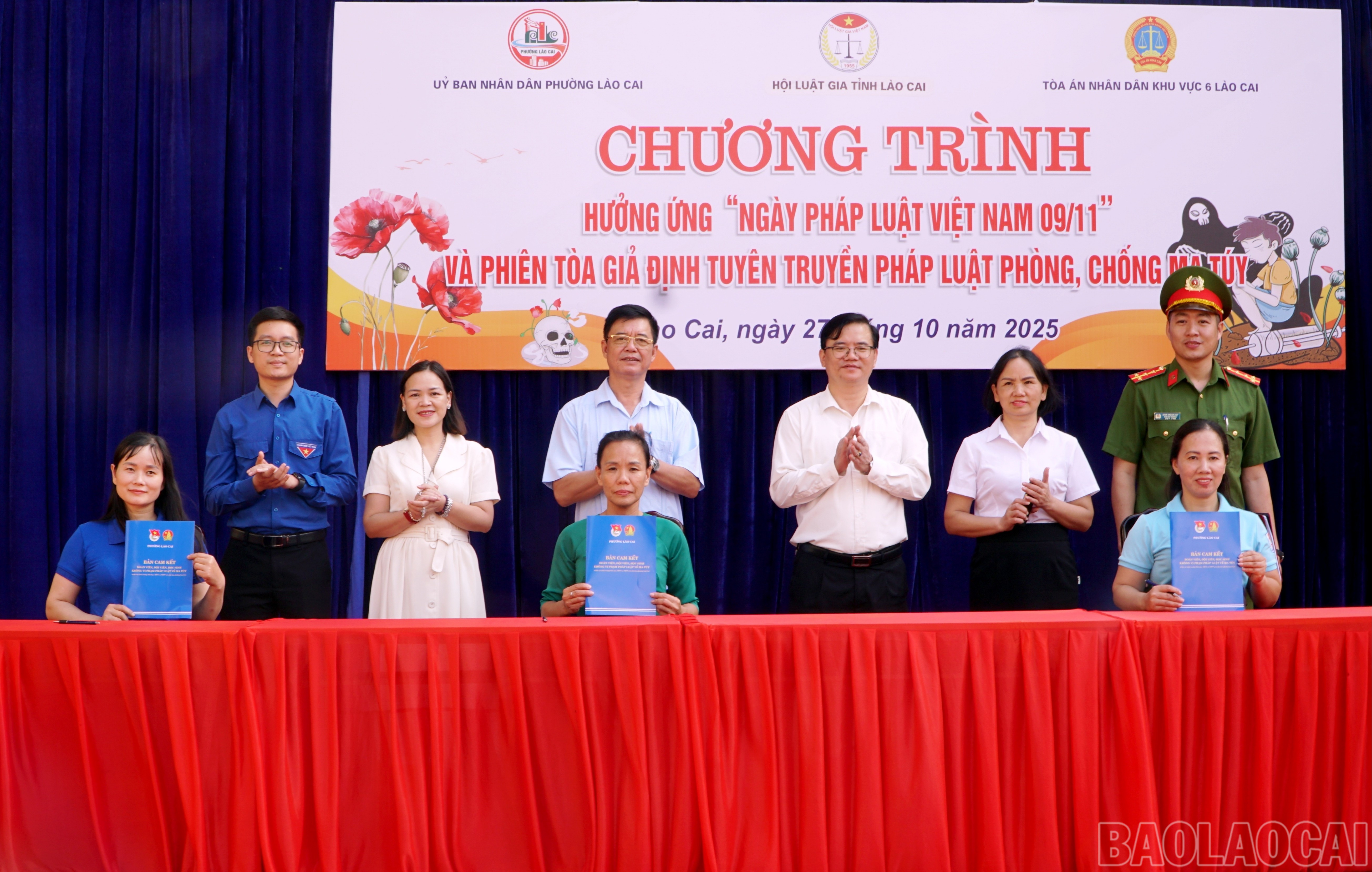 Các khối trường tiểu học, THCS, THPT trên địa bàn phường ký cam kết không vi phạm pháp luật về ma túy. baolaocai-br_img-20251027-104750.jpg