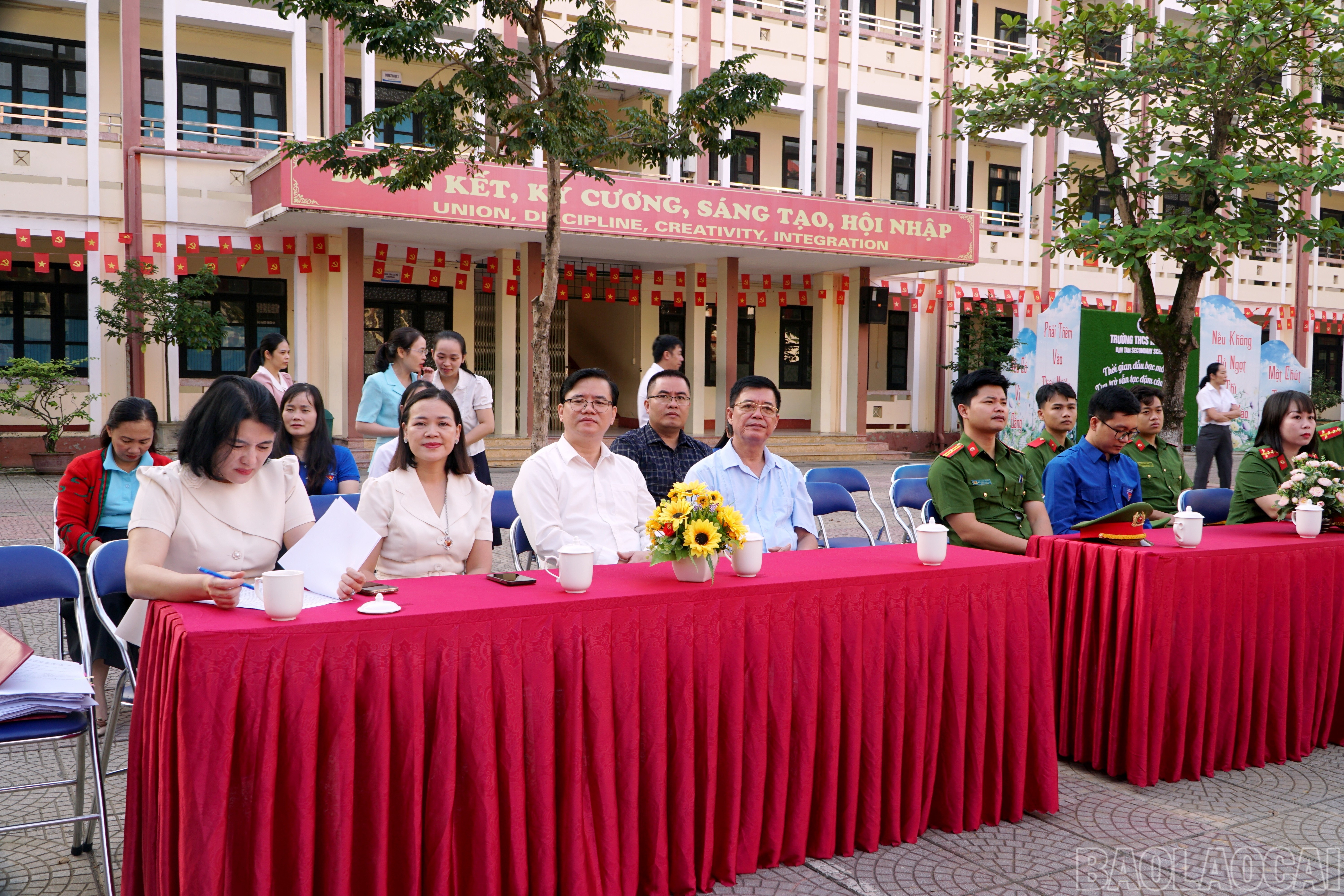 Các đại biểu dự chương trình. baolaocai-br_img-20251027-104919.jpg