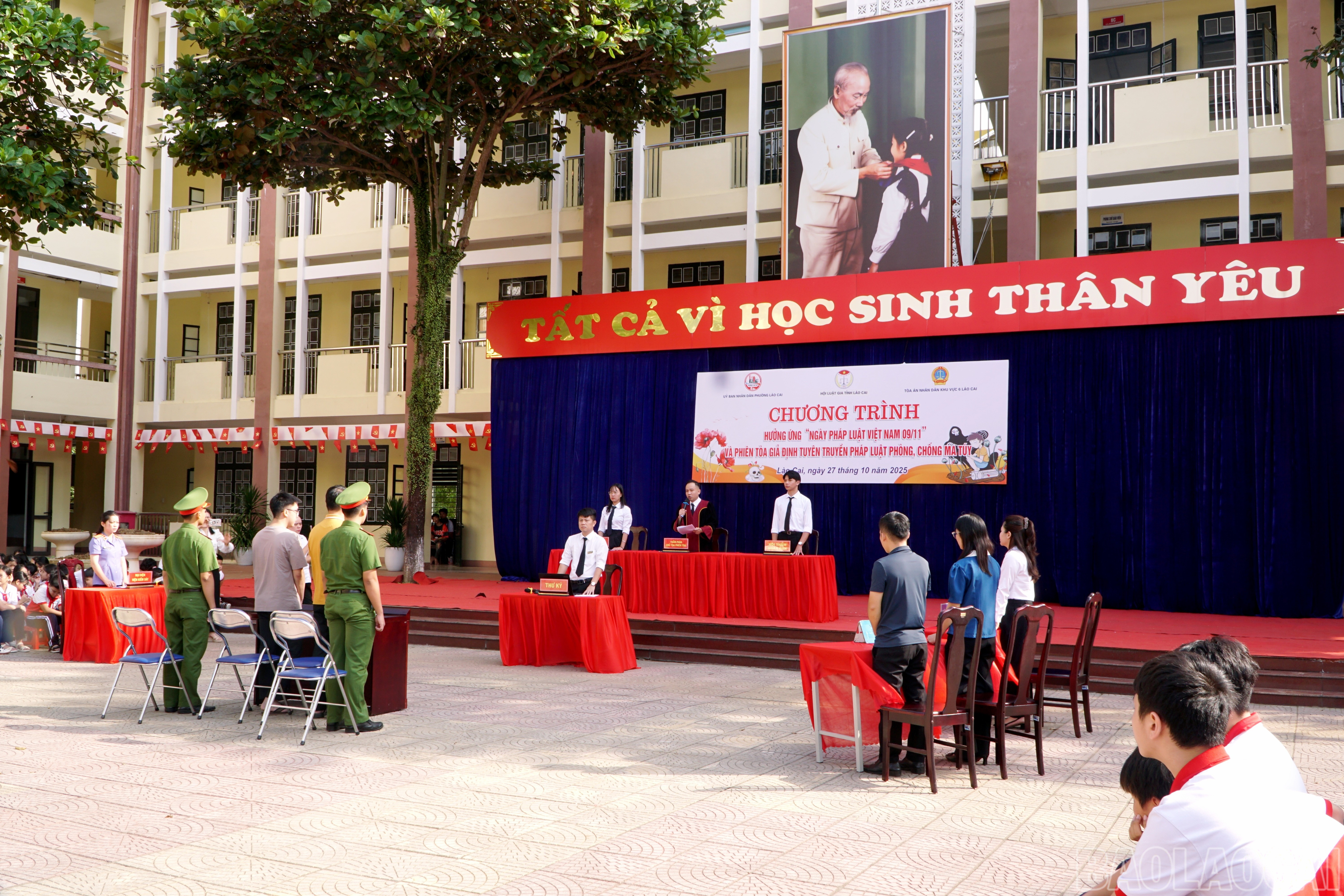 Phiên tòa giả định tuyên truyền phòng, chống ma túy. baolaocai-br_img-20251027-104941.jpg