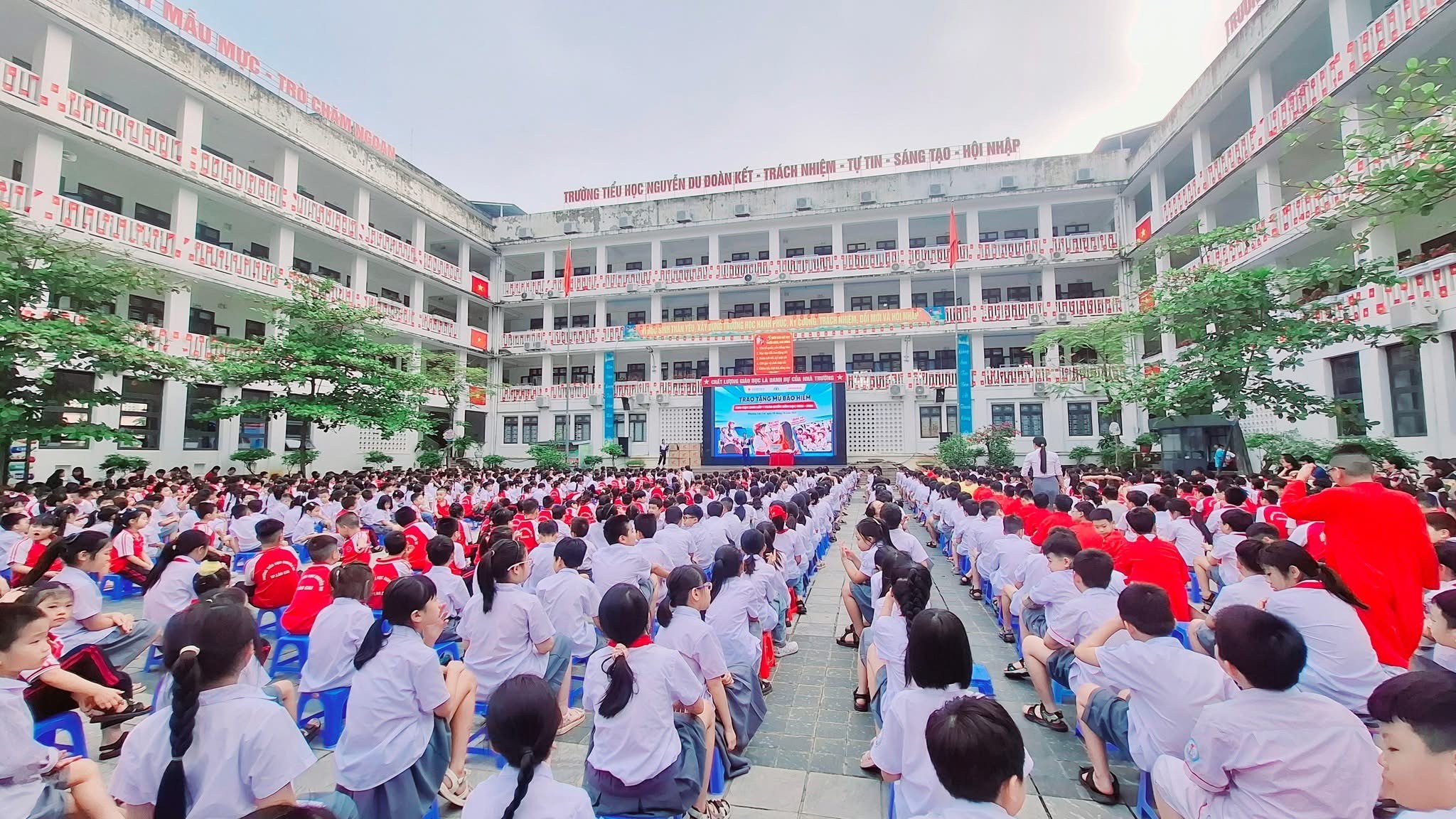 Quang cảnh chương trình. (Ảnh: Trường TH Nguyễn Du) img-5055.jpg