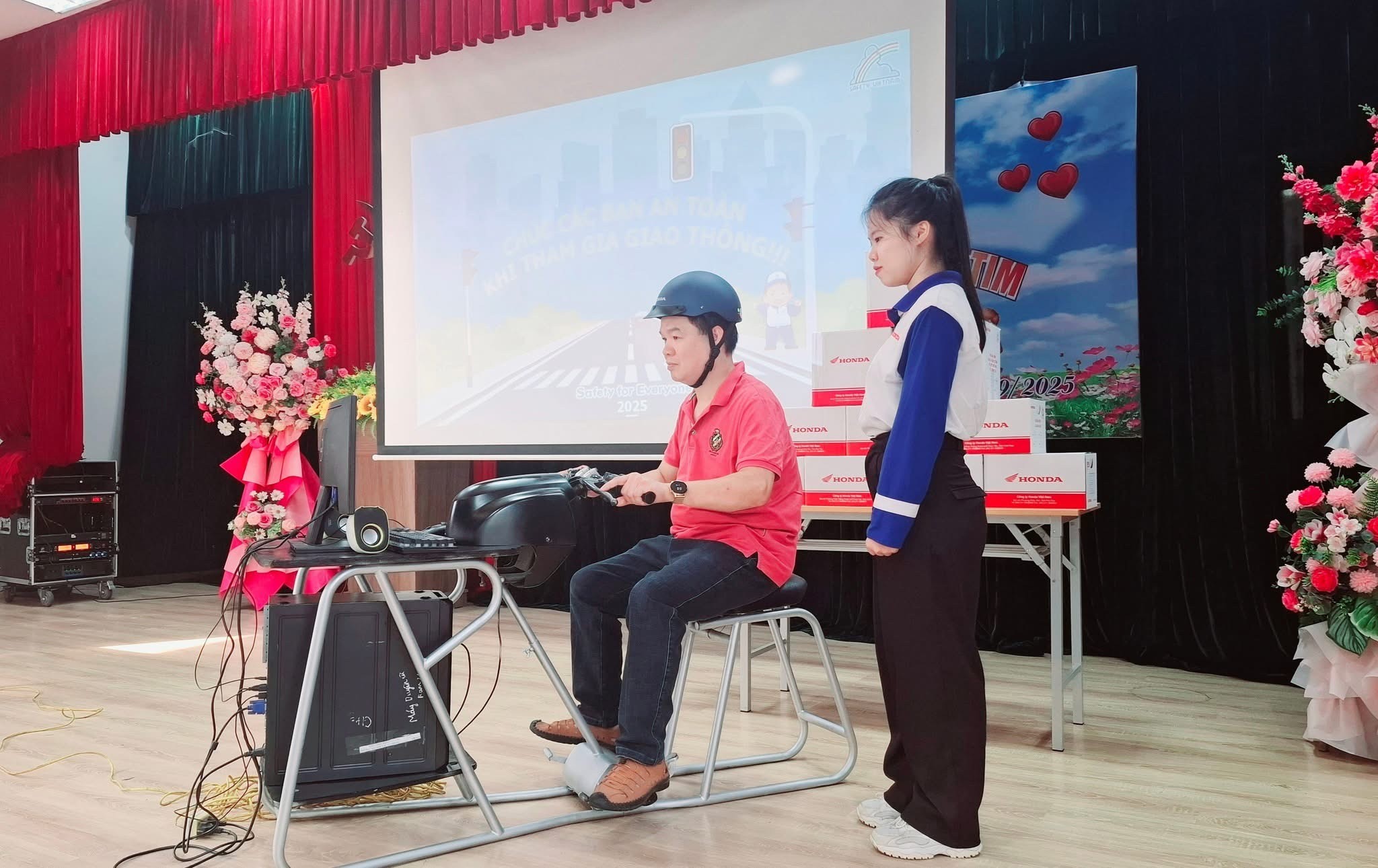 Trong khuôn khổ chương trình diễn ra các hoạt động tuyên truyền đảm bảo an toàn khi tham gia giao thông. (Ảnh: Trường TH Nguyễn Du) img-5057.jpg