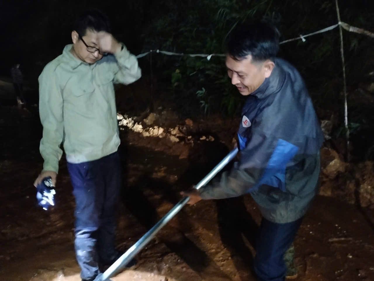 Ông Vũ Trung Dũng - Chủ tịch UBND xã Phong Hải (bên trái) trực tiếp cùng Nhân dân khắc phục sạt lở. (Ảnh địa phương cung cấp). img-5037.jpg