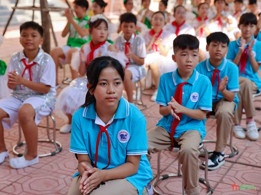 Học sinh Trường THCS Vạn Phúc, Thanh Trì, Hà Nội trong ngày khai giảng.