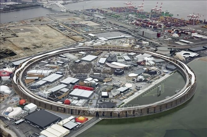 Công trình có chiều cao 20m và tổng chu vi khoảng 2 km, được xây dựng từ khoảng 27.000 m3 khối gỗ, trong đó có các loại như bách, tuyết tùng Nhật Bản, thông đỏ châu Âu... Ảnh: Kyodo/TTXVN