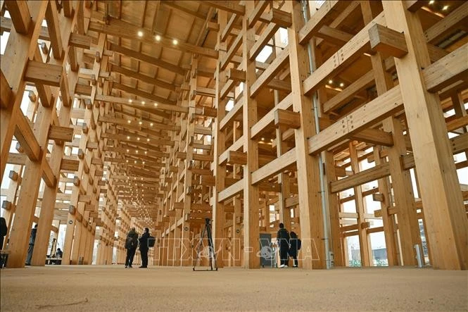 Thiết kế sử dụng gỗ không chỉ mang lại vẻ đẹp truyền thống mà còn thể hiện cam kết của Nhật Bản đối với phát triển bền vững và kiến trúc xanh. Ảnh: Kyodo/TTXVN