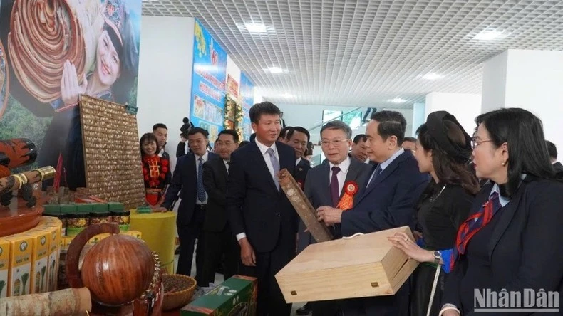 Chủ tịch Quốc hội và các đồng chí lãnh đạo bộ, ngành Trung ương thăm gian hàng trưng bày các sản phẩm văn hóa, lịch sử đặc sắc của nhân dân huyện Văn Yên (tỉnh Yên Bái).