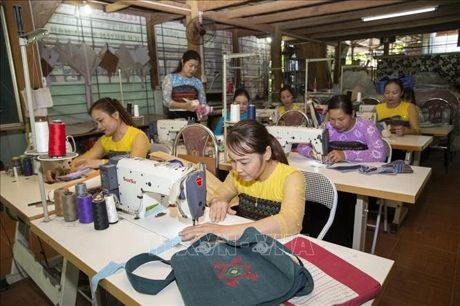 Các hội viên Hợp tác xã dệt thổ cẩm và dịch vụ Chiềng Châu (tỉnh Hòa Bình) sản xuất các sản phẩm từ vải thổ cẩm.