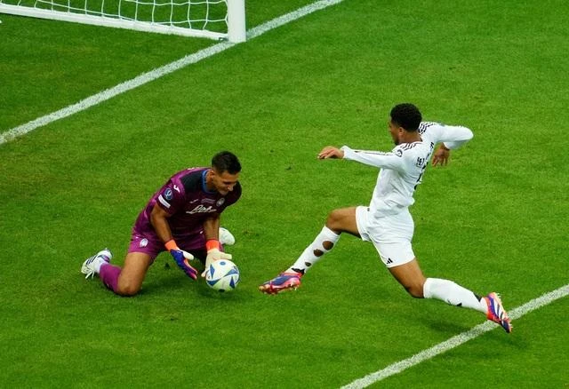 Jude Bellingham đối mặt bất thành với thủ môn Juan Musso.