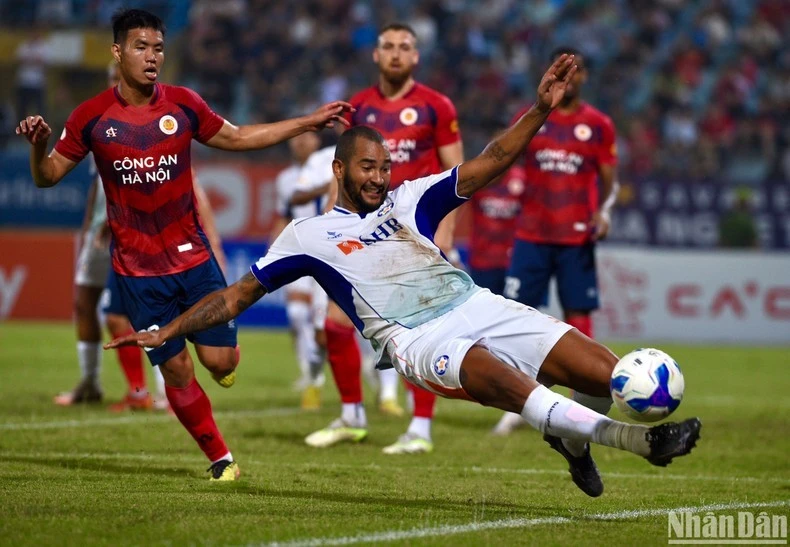 Hai đội giằng co căng thẳng trong 45 phút thi đấu đầu tiên.