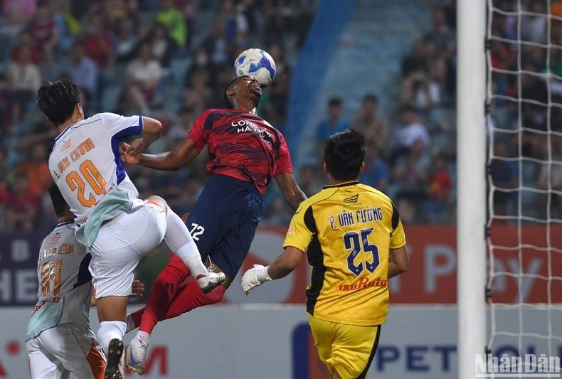 Ngoại binh Alan đánh đầu nâng tỷ số lên 2-0 cho Công an Hà Nội.