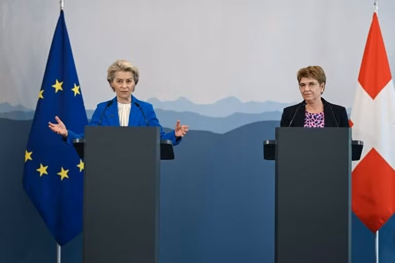 Chủ tịch EC Ursula von der Leyen (bên trái) và Tổng thống Thụy Sĩ lúc bấy giờ Viola Amherd thông báo hoàn tất đàm phán tại cuộc họp báo chung ở Bern, cuối tháng 12-2024. Ảnh: AFP