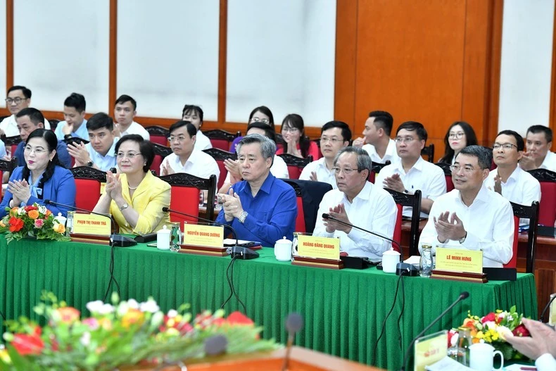 Các đồng chí lãnh đạo Ban Tổ chức Trung ương và các đại biểu dự buổi làm việc. (Ảnh: ĐĂNG KHOA)