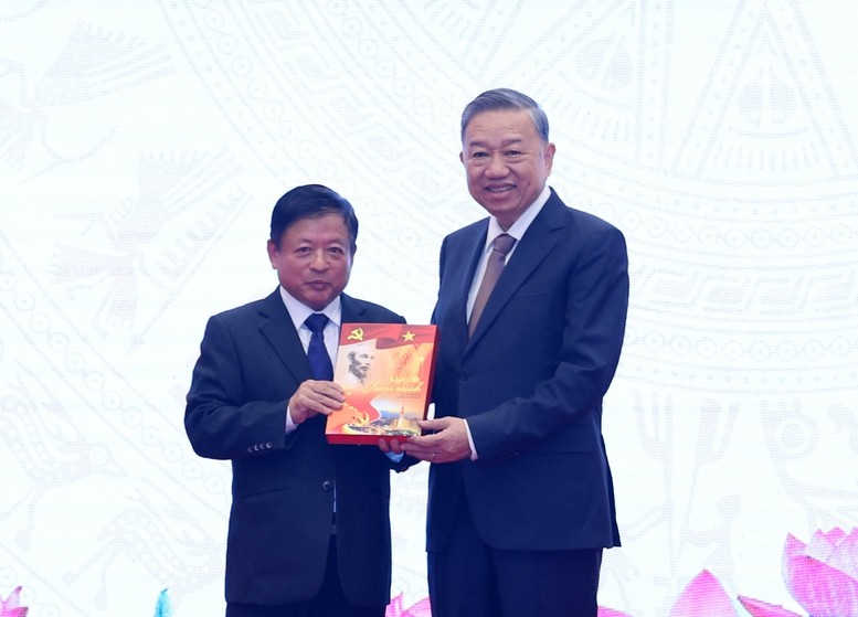 PGS.TS. Đỗ Hồng Quân - Chủ tịch Liên hiệp các Hội Văn học Nghệ thuật Việt Nam tặng Tổng Bí thư Tô Lâm bài hát Khát vọng vươn mình lấy cảm hứng từ phát biểu của Tổng Bí thư về kỷ nguyên vươn mình của dân tộc - Ảnh: VGP/Đức Tuân PGS.TS. Đỗ Hồng Quân - Chủ tịch Liên hiệp các Hội Văn học Nghệ thuật Việt Nam tặng Tổng Bí thư Tô Lâm bài hát Khát vọng vươn mình lấy cảm hứng từ phát biểu của Tổng Bí thư về kỷ nguyên vươn mình của dân tộc - Ảnh: VGP/Đức Tuân