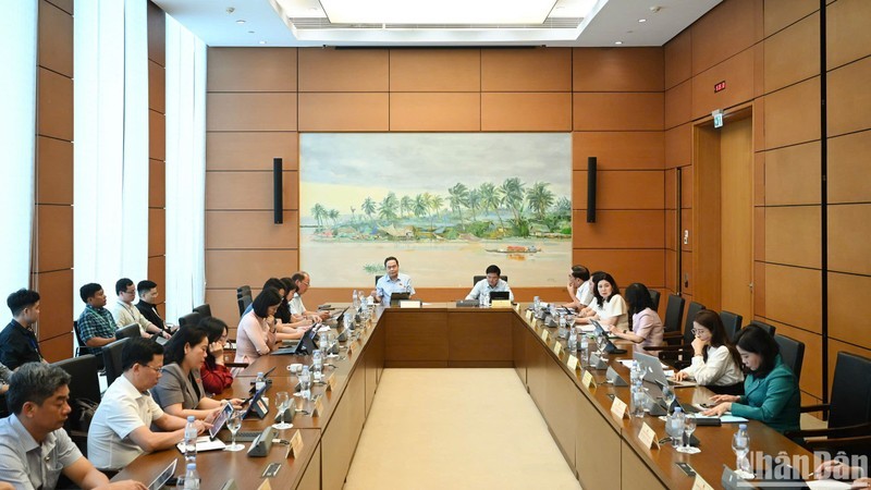 Quang cảnh phiên thảo luận ở Tổ 13 chiều 6/5. (Ảnh: DUY LINH) img-0258.jpg