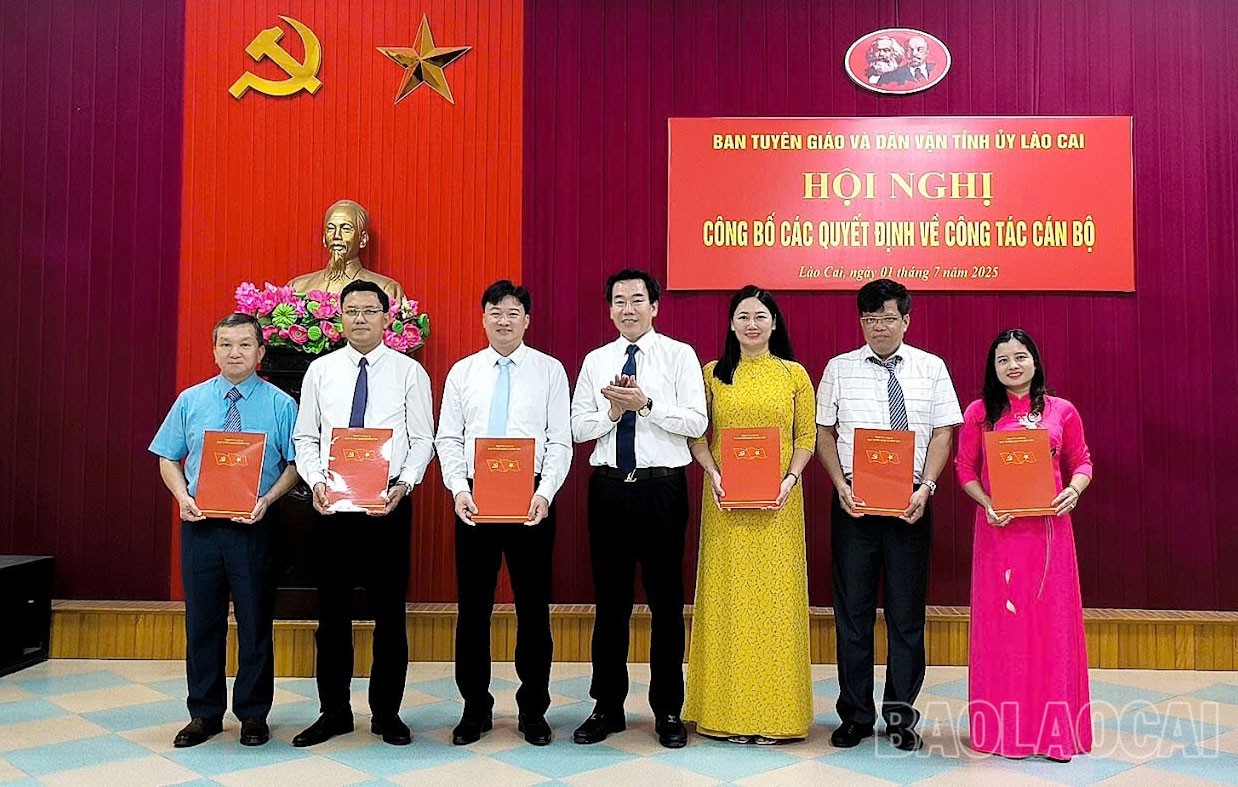 Đồng chí Dương Đức Huy, Ủy viên Ban Thường vụ, Trưởng Ban Tuyên giáo và Dân Vận Tỉnh ủy trao các quyết định của Ban Thường vụ Tỉnh ủy Lào Cai về việc phân công, điều động, bổ nhiệm giữ chức vụ Phó Trưởng Ban Tuyên giáo và Dân vận Tỉnh ủy cho 6 đồng chí. tg1.jpg
