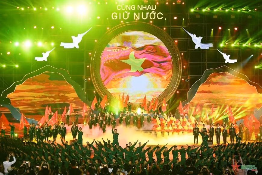 Tiết mục "Tiến bước dưới quân kỳ" nêu bật truyền thống tiếp nối của các thế hệ trong công cuộc dựng nước và giữ nước được dàn dựng quy mô.