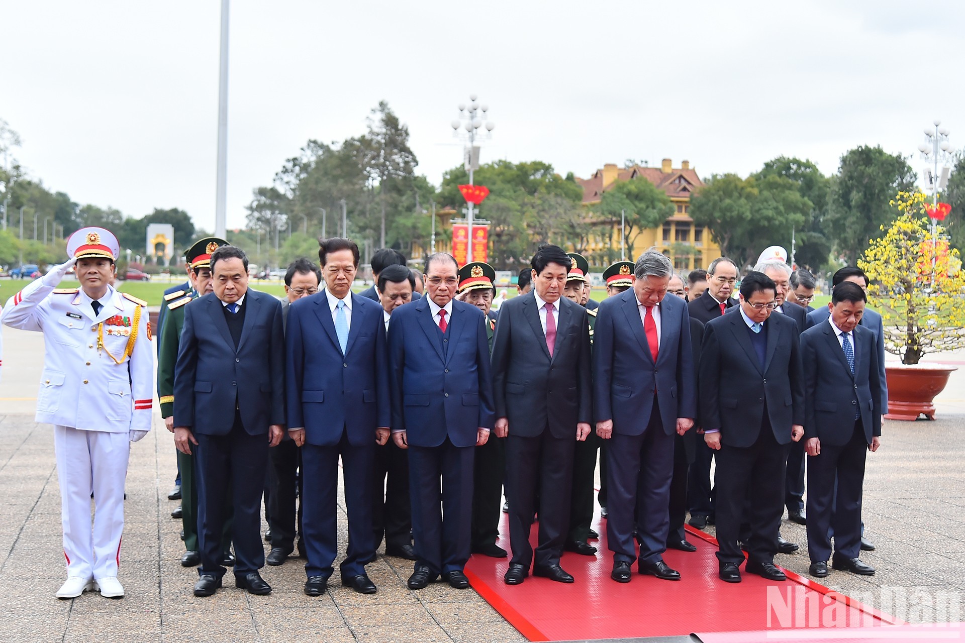 Các đồng chí lãnh đạo, nguyên lãnh đạo Đảng, Nhà nước thành kính tưởng nhớ Chủ tịch Hồ Chí Minh. Các đồng chí lãnh đạo, nguyên lãnh đạo Đảng, Nhà nước thành kính tưởng nhớ Chủ tịch Hồ Chí Minh.