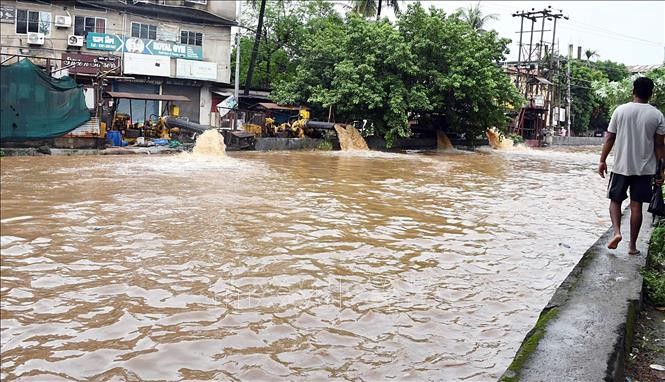 Cảnh ngập lụt sau những trận mưa lớn tại Anil Nagar, Guwahati, Ấn Độ. Ảnh tư liệu: ANI/TTXVN Cảnh ngập lụt sau những trận mưa lớn tại Anil Nagar, Guwahati, Ấn Độ. Ảnh tư liệu: ANI/TTXVN